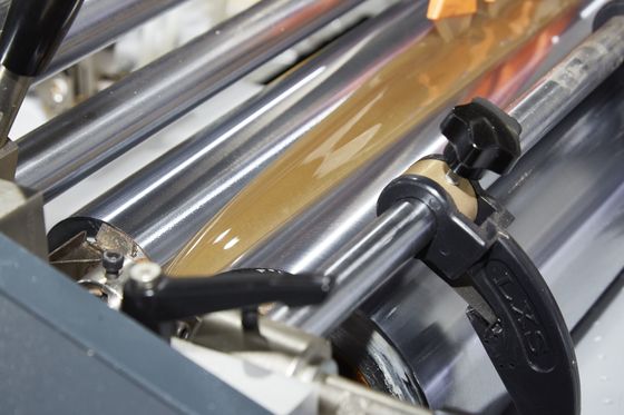 Kutu sarma ve şekillendirme makinesi için otomatik sert kutu yapma makinesi