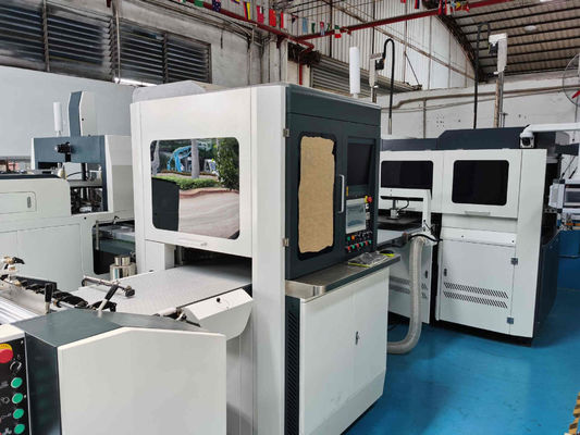 Sert Kapak Tabanı Tatlı Kutu Kesme Makinesi 0.16mm Görsel Konumlandırma