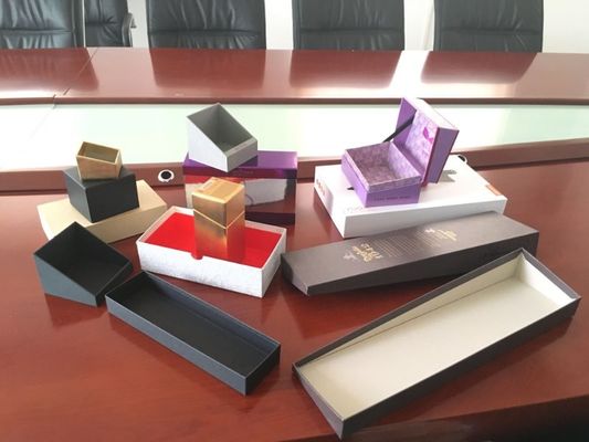 Tam otomatik yüksek hızlı cep telefonu bilgisayar saat ayakkabı kutusu yüksek hassasiyetli besleyici köşesi yapıştırma makinesi