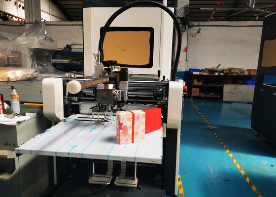 Sert Kutu İçin Hediye Kağıt Yapıştırma Makinesi ISO9001 Kutu Konumlandırma Yapıştırma
